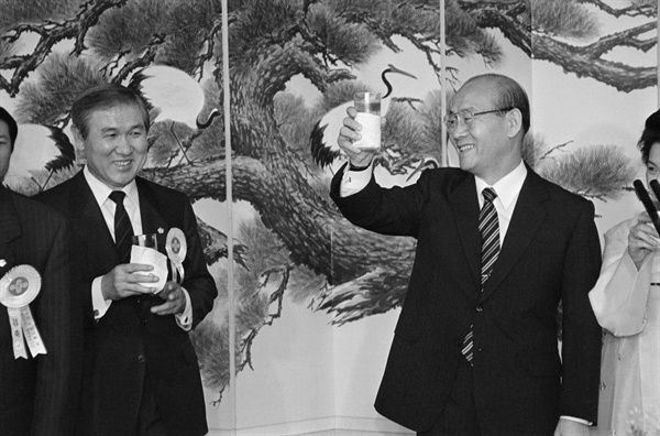 사진은 1987년 6월 당시 전두환 대통령이 힐튼호텔에서 열린 축하연에서 민정당 대통령 후보로 지명된 노태우 후보를 축하해 주는 모습. 