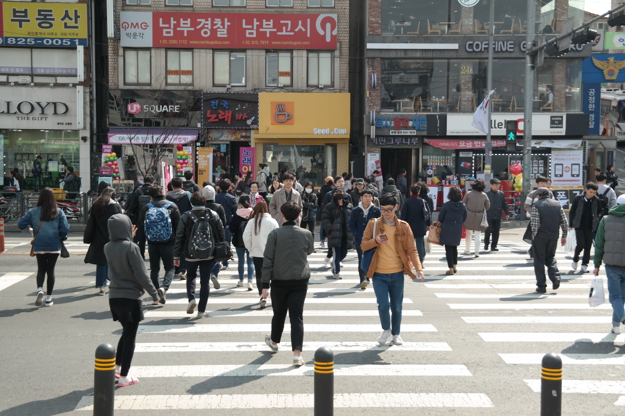 지난 3월 23일 점심 시간 서울 지하철 1호선 노량진역 앞 횡단보도에서 시민들이 바삐 걸음을 재촉하고 있다.