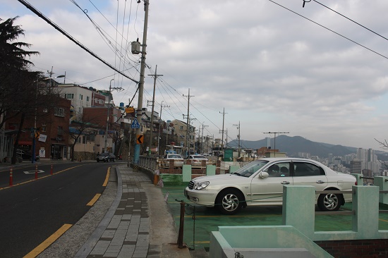  산복도로 옆으로 난 주차장은 건물의 옥상인 경우가 많다.