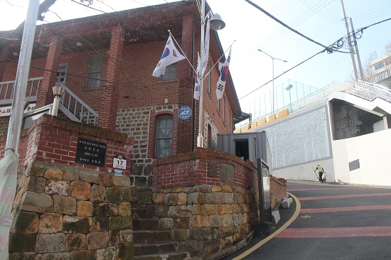  일신여학교는 부산경남 최초의 근대식 여학교로 부산 최초의 항일운동이 시작된 곳이다. 