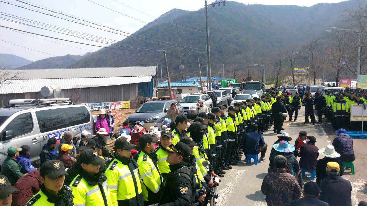  소성리 주민들과 평화지킴이들이 장비트럭을 막기 위해 소성리 마을회관 앞에 연좌해 농성하고 있다.