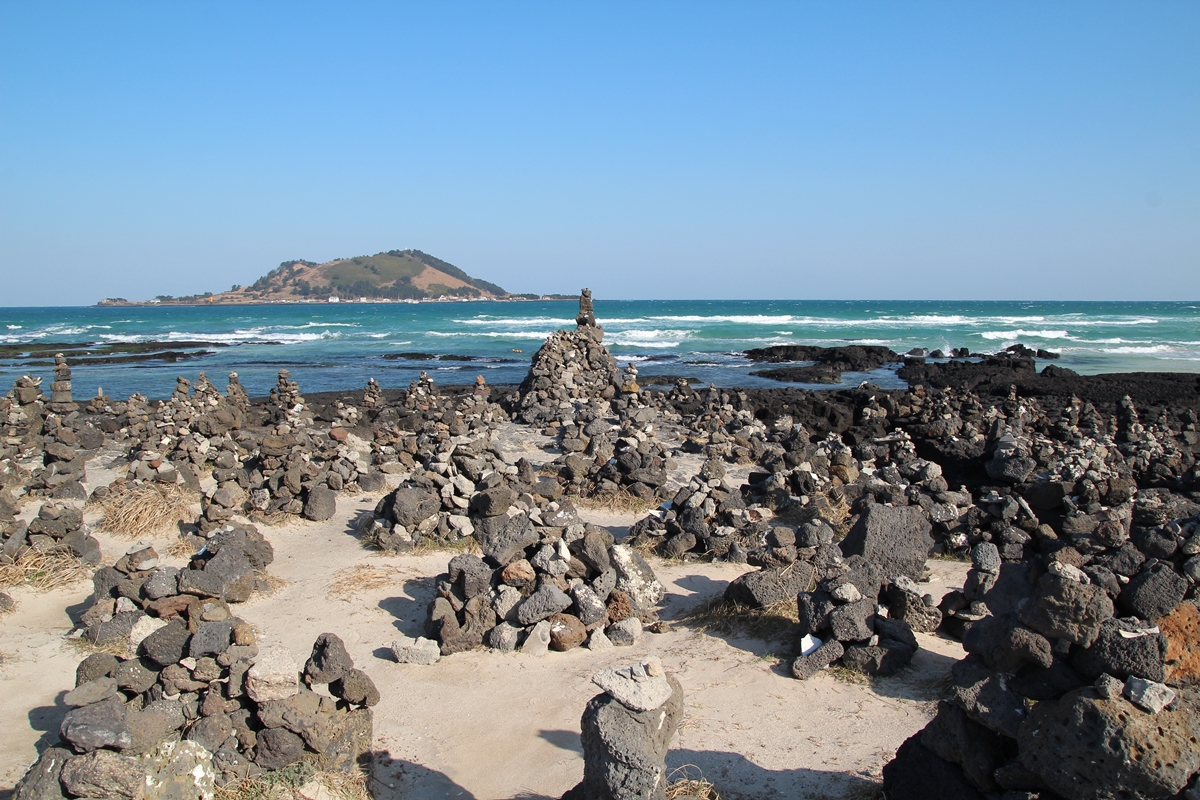 해안가에는 수많은 돌탑이 겹겹이 보인다. 
