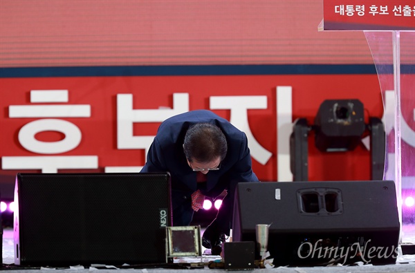 홍준표 자유한국당 대선후보 '큰절' 홍준표 경남도지사가 31일 오후 서울 장충체육관에서 열린 자유한국당 대선후보 선출을 위한 전당대회에서 제19대 대선후보로 선출된 후 당원들을 향해 큰절을 하고 있다.