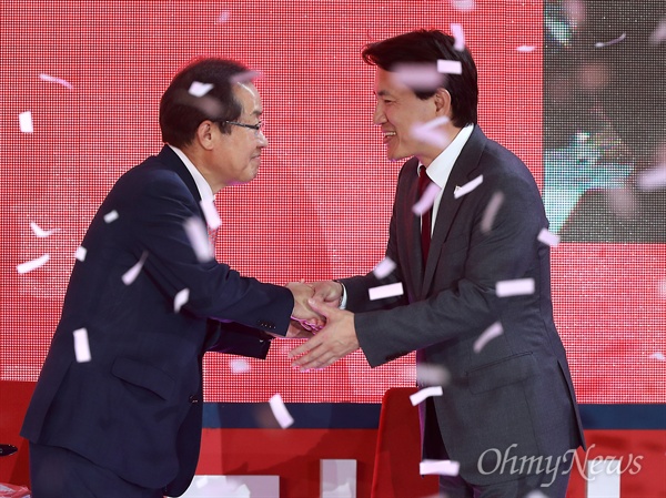 악수하는 홍준표-김진태 홍준표 경남도지사(왼쪽)가 31일 오후 서울 장충체육관에서 열린 자유한국당 대선후보 선출을 위한 전당대회에서 제19대 대선후보로 선출된 후 경쟁자였던 김진태 의워과 악수를 하고 있다.