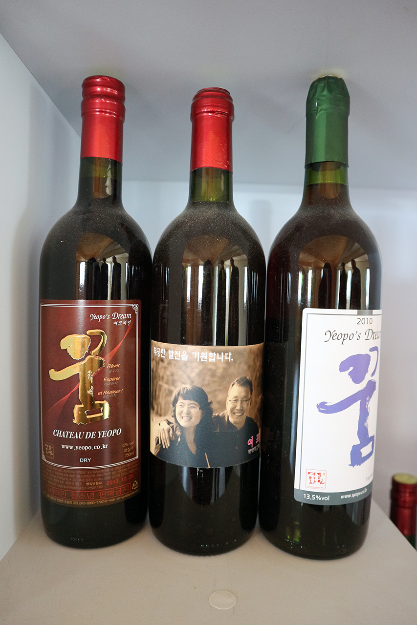처음 와인을 만들었을 때 레이블에 김민제 대표와 여인성 대표의 사진을 넣었다. 