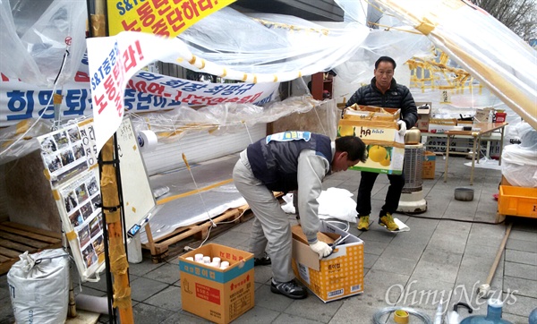  금속노조 경남지부 S&T중공업지회는 31일 오후 S&T저축은행 앞 농성장을 철거했다.