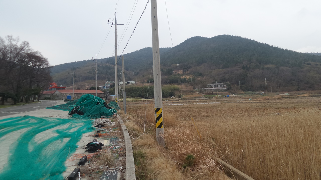 일본군은 교회 주변에 목재로 막사를 짓고 지붕에 검은 콜타르를 칠해 위장했다. 