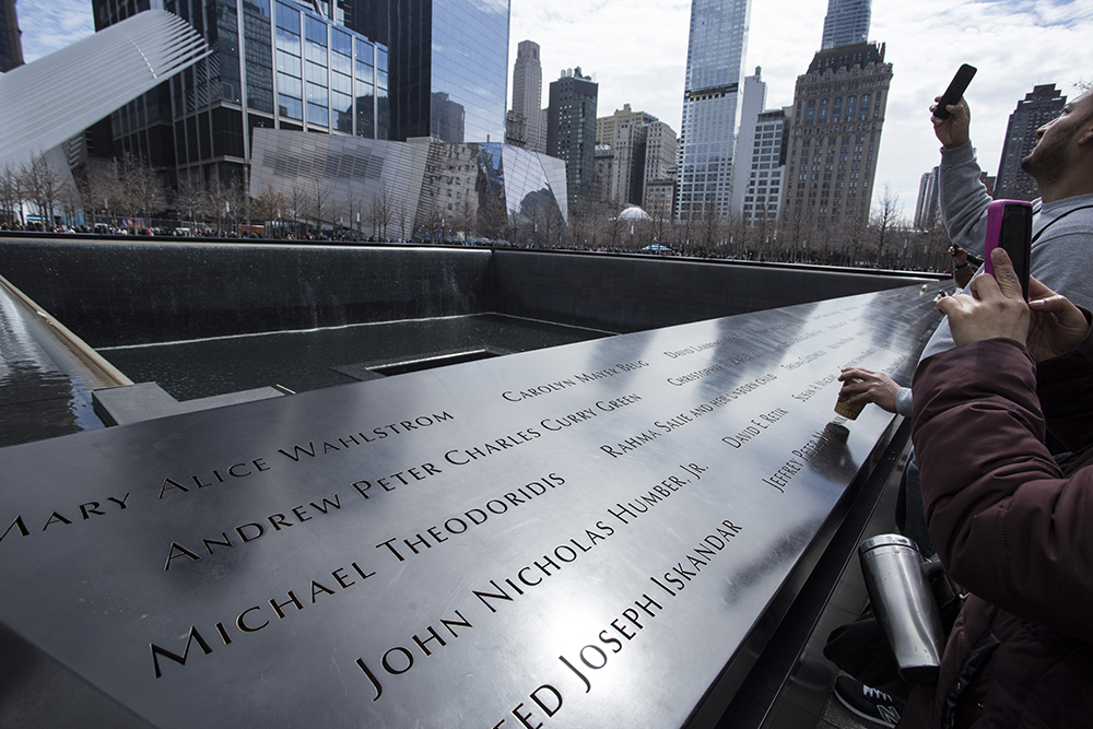 9.11테러 추모공원엔 희생자들의 이름이 적혀 있다. 