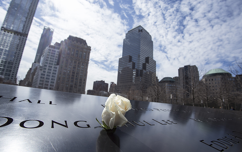9.11테러 추모공원 측은 희생자가 생일을 맞이하면 꽃을 꽂고 희생자를 추모한다. 한국인 희생자의 이름도 보인다. 