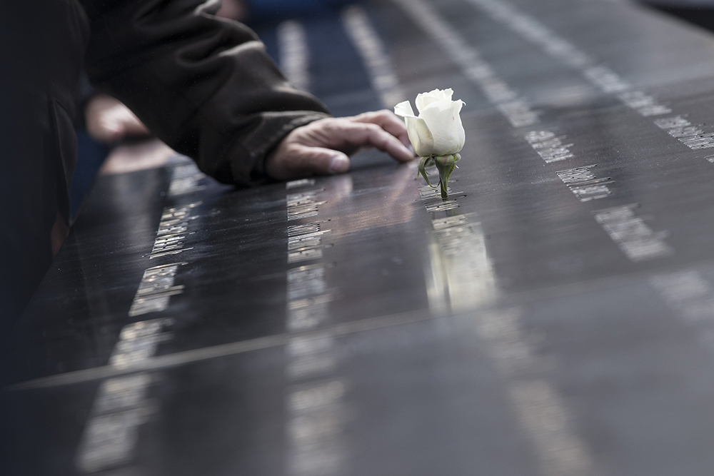 9.11테러 추모공원 측은 희생자가 생일을 맞이하면 꽃을 꽂고 희생자를 추모한다. 