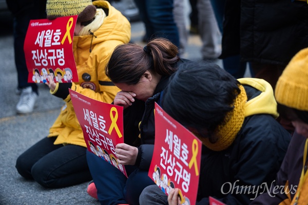 세월호가 목포신항에 정박한지 2일쨰인 1일 오전 전남 목포 목포신항 정문 앞에서 세월호 유가족들이 황교안 총리와 면담을 요구하고 있다. 