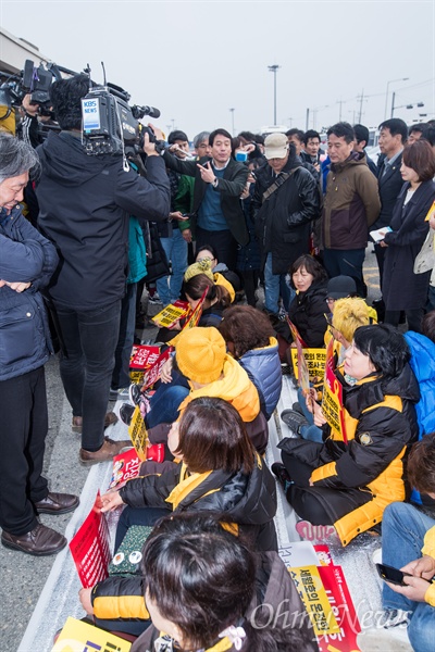 세월호가 목포신항에 정박한지 2일쨰인 1일 오전 전남 목포 목포신항 정문 앞에서 세월호 유가족들이 황교안 총리와 면담을 요구하고 있다. 