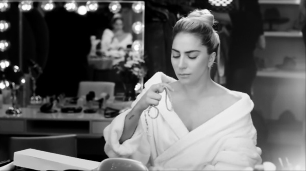  Lady Gaga 'Million Reasons' 뮤직비디오의 한 장면