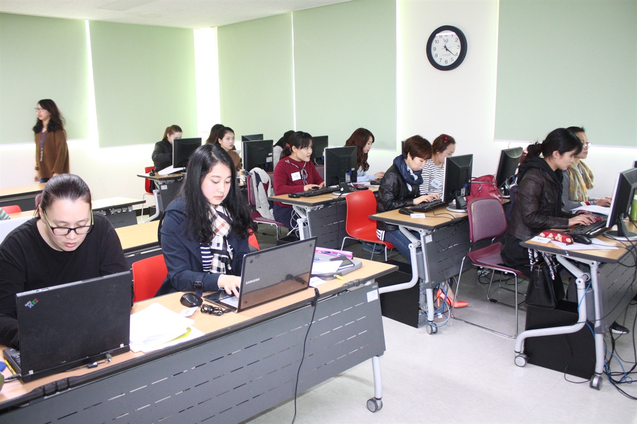 2017.03.28 광명시건강가정다문화가족지원센터에서 컴퓨터교육에 열중하고 있는 이주여성들