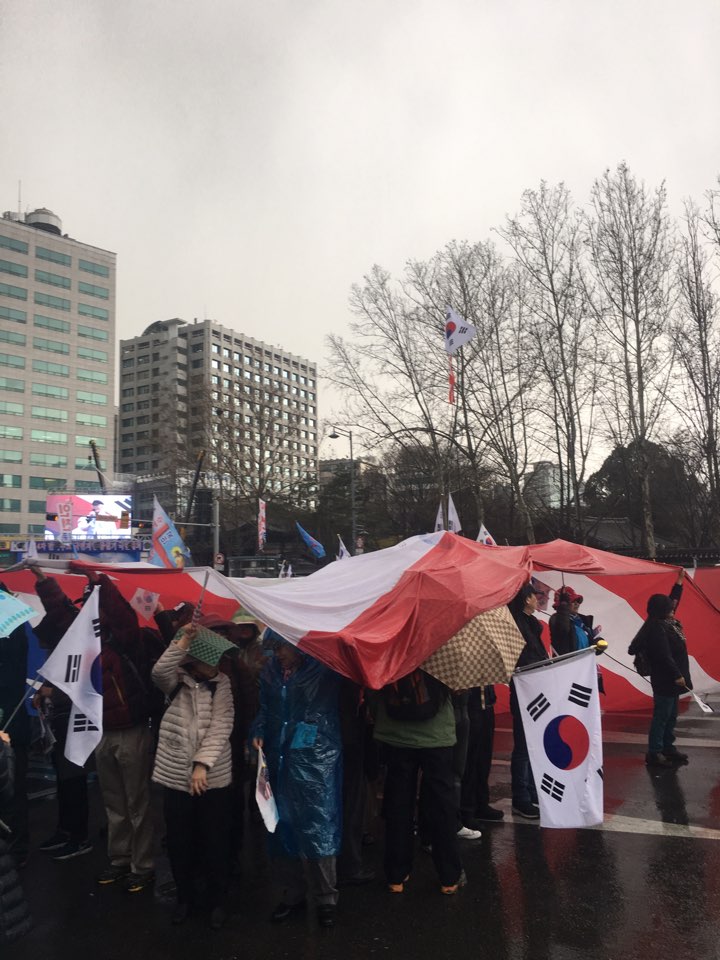 박근혜 전 대통령이 구속된 후 처음 열린 집회에서 친박 단체들이 ‘애국대통령 선출’을 외쳤다.
