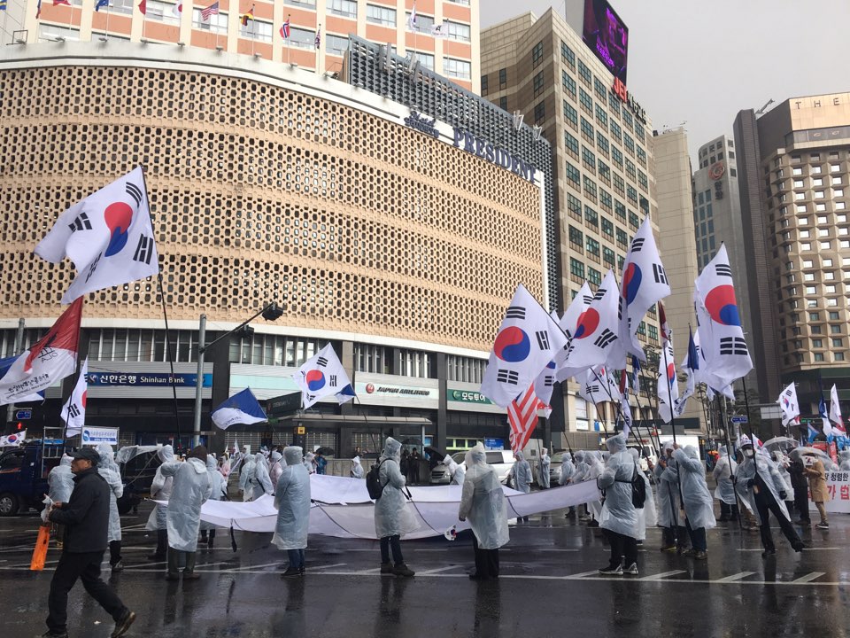 박근혜 전 대통령이 구속된 후 처음 열린 집회에서 친박 단체들이 ‘애국대통령 선출’을 외쳤다.
