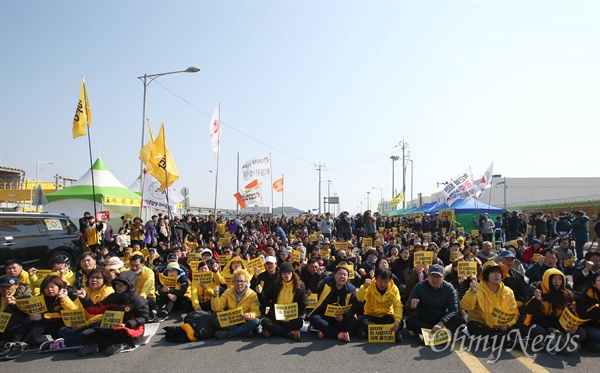  1일 오후 전남 목포 목포신항 앞에서  '세월호 미수습자의 온전한 수습과 세월호 참사 진상규명을 촉구하는 집회' 가 열리고 있다. 