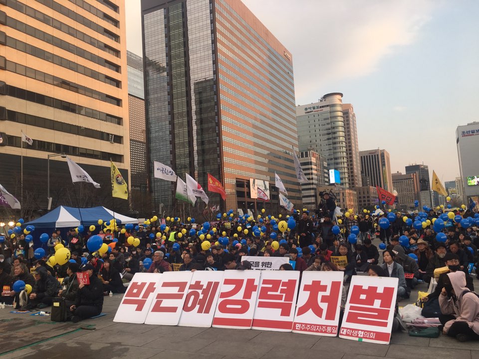 1일 오후 6시 퇴진행동과 4.16연대가 서울 광화문 광장에서 '사드 저지 및 세월호 진상규명 적폐청산의 날' 행사를 열었다.
