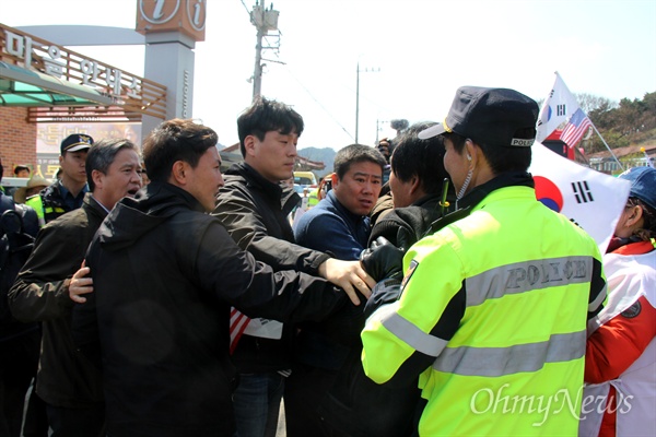 국민저항총궐기운동 경남본부가 2일 오후 봉하마을에서 연 '박근혜 탄핵 무효 집회'에서 참석자들과 경찰 사이에 간간이 실랑이가 벌어졌다.