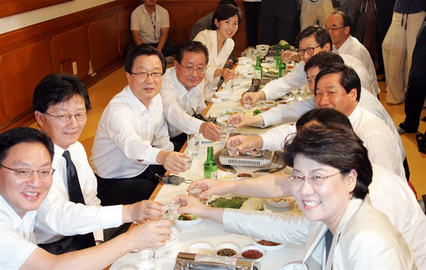 한나라당 강재섭 대표와 이명박, 박근혜 캠프를 대표했던 초선의원들이 지난 2007년 8월 27일 서울 여의도 한 음식점에서 화합오찬을 가지며 건배하고 있다