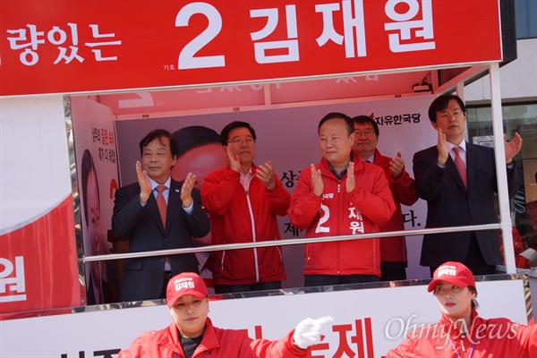 상주군위의성청송 국회의원 재보선에 출마한 김재원 자유한국당 후보가 서문사거리에서 같은당 이완영, 김광림, 백승주, 이만희 의원과 함께 시민들에게 인사하고 있다.