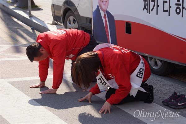 김재원 자유한국당 후보가 2일 오후 상주 서문네거리에서 시민들에게 부인과 함께 큰절을 하고 있다.