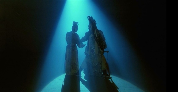 중국영화 최고의 명작, 패왕별희 영화의 처음과 끝은 1977년, 문혁 이후 다시 만난 두 사람의 공연 장면이다.