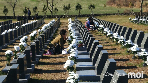 2017년 4.3 69주기 기념식. 한 유가족이 희생자 묘비에 참배를 하고 있다