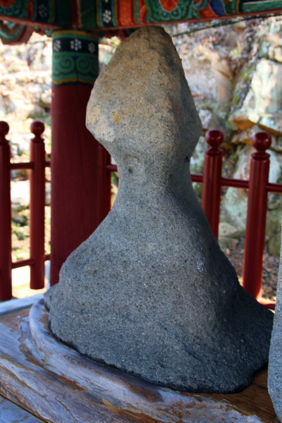 진주 명석면 자웅석 중 남자 성기를 닮은 돌 높이가 97cm, 둘레 214cm다.