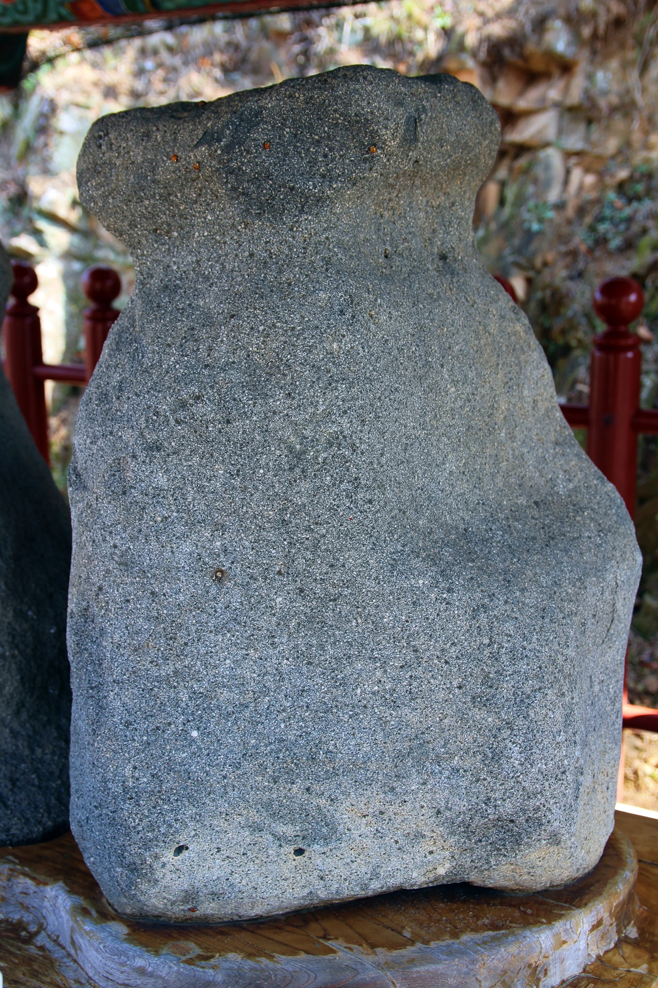 진주 명석면 자웅석 중 족두리 닮은 돌은 높이 77cm, 둘레 147cm다.