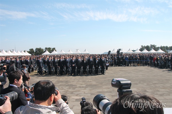 4월 3일 오전 제주 4.3평화공원에서 제69주년 4.3희생자 추념식이 열렸다. 이날 황교안 대통령 권한대행과 추미애 더불어민주당 대표, 정우택 자유한국당 대표권한대행 겸 원내대표, 심상정 정의당 대선후보, 안철수 국민의당 대선후보, 정병국 전 바른정당 대표, 원희룡 제주도지사, 최교진 세종시교육감 등이 참석했다.