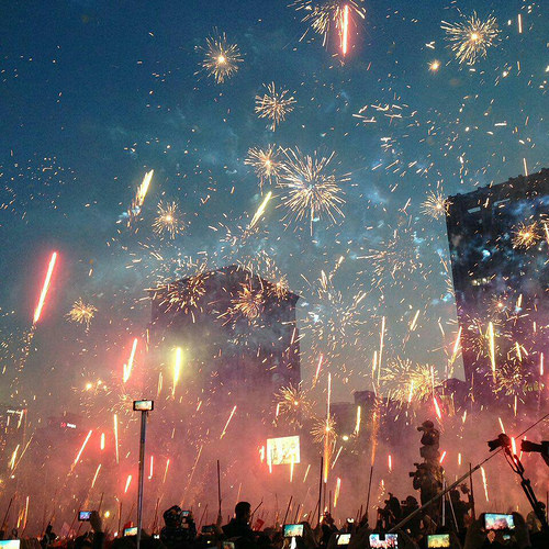 새시대의 시작을 알리는 축제의 불꽃이 광화문 하늘을 환하게 비추고 있습니다.