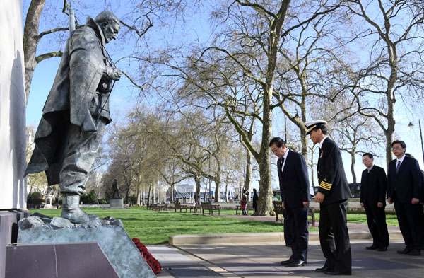 박원순 서울시장이 3일 영국 런던 템즈강변의 한국전쟁 참전 기념비를 찾아 헌화, 묵념하고 있다.