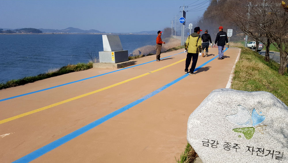  누군가의 불장난에 강변 생태계가 한순간에 잿더미로 변했다. 