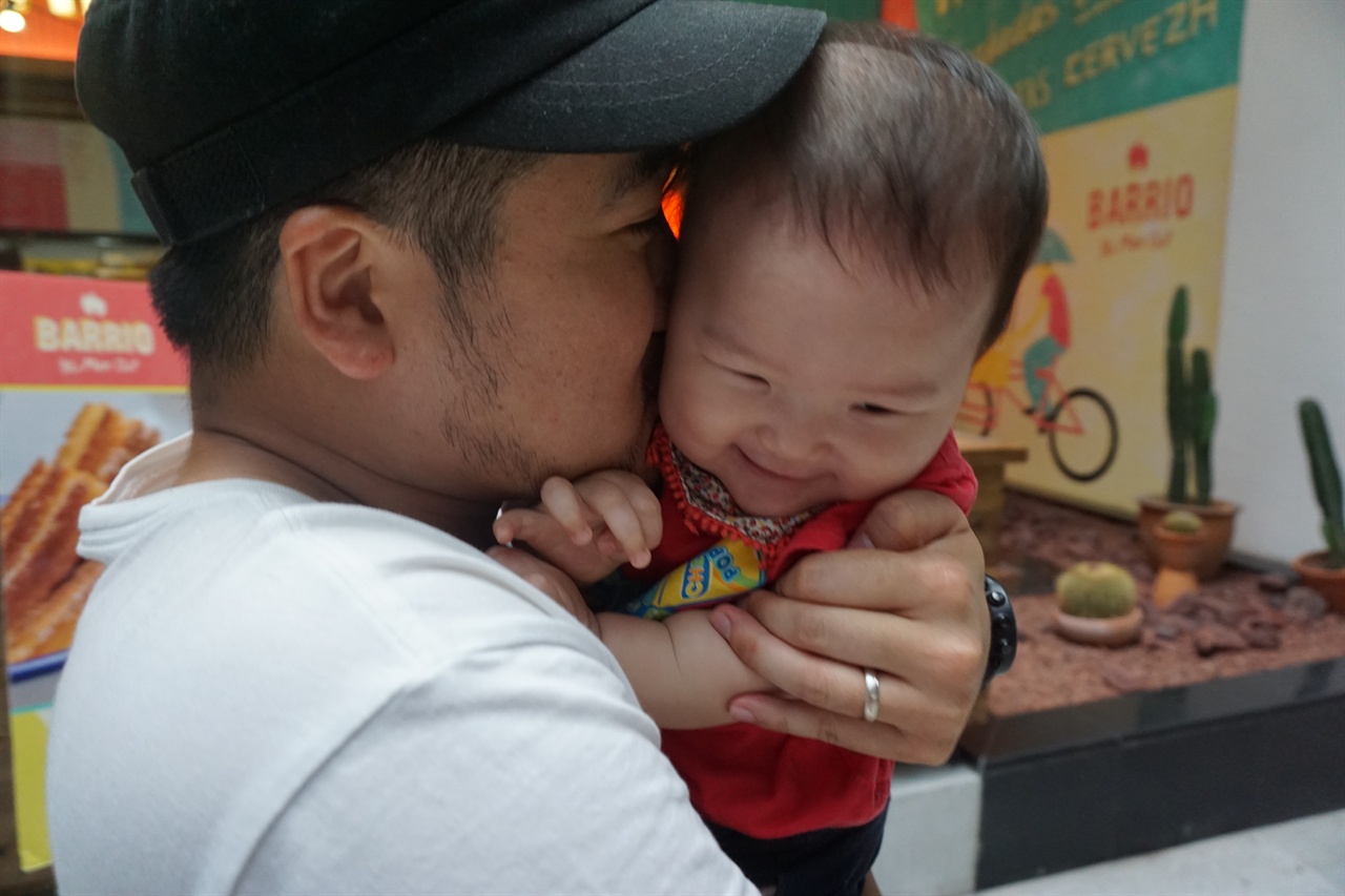 싱가포르에서 아기와 아빠가 함께.