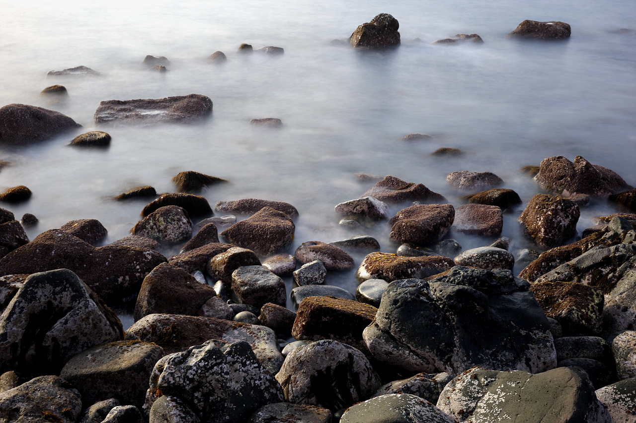 제주의 돌 구엄리에는 몽돌, 주상절리, 현무암과는 또 다른 형태의 돌들이 해안가에 자리하고 있다. 구엄리 바다는 돌박물관인듯 다양한 제주의 돌이 있다.