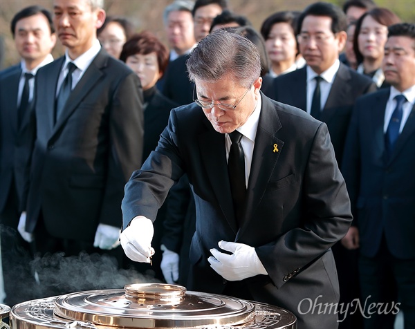 문재인 후보 국립현충원 참배 더불어민주당 문재인 대선후보가 4일 오전 후보 첫 일정으로 추미애 당 대표 등 지도부와 함께 국립서울현충원을 참배하고 있다.