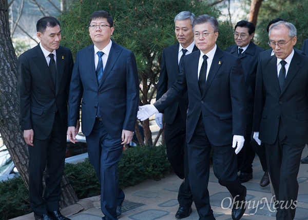 문재인 후보, 김대중 묘소 참배 더불어민주당 문재인 후보가 4일 국립서울현충원내 김대중 전 대통령 묘소를 찾아 참배하고 있다. 이 자리에는 김 전 대통령의 3남인 김홍걸 더불어민주당 국민통합위원장이 함께 했다.