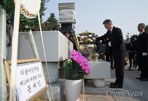 문재인 후보, 김대중 묘소 참배 더불어민주당 문재인 후보가 4일 국립서울현충원내 김대중 전 대통령 묘소를 찾아 참배하고 있다.