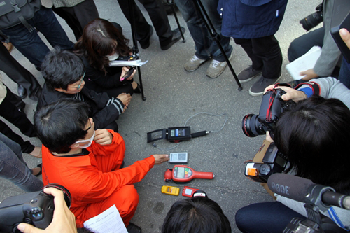 월계동 아스팔트에서 방사능을 측정하고 있는 차일드세이브와 환경운동연합 활동가들 