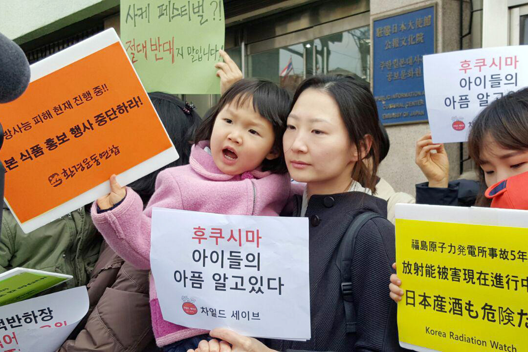 엄마와 함께 기자회견에 나선 아이들. 엄마들을 움직이게 만드는 힘은 바로 이 ‘아이들’이다 