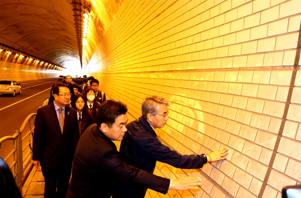 박종훈 경남도교육감이 김재금 김해시의원과 함께 4일 아침 장유터널을 걸으면서 매연 상태를 살펴봤다.