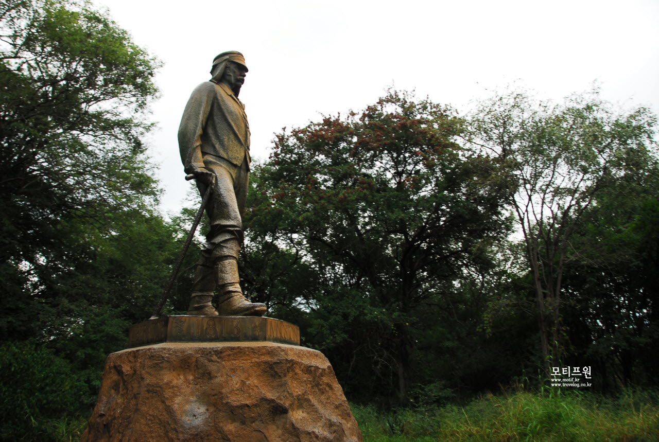  잠비아의 리빙스턴과 잠베지(Zambezi) 강을 사이에 두고 마주하고 있는 짐바브웨의 빅토리아 폴스에 있는 리빙스턴의 동상. 그는 잠베지(Zambezi) 강을 유럽인으로서는 최초로 목격하고 그 강의 거대한 폭포를 발견하고 영국 여왕의 이름을 따라서 빅토리아(Victoria) 폭포라고 명명하였습니다.