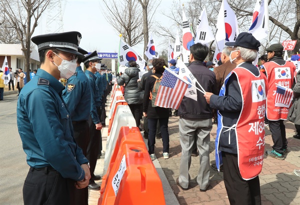 박근혜 전 대통령의 구속 이후 첫 검찰 조사가 이뤄진 4일 오후 경기도 의왕시 서울구치소 앞에서 지지자들이 박 전 대통령의 구속에 항의하는 집회를 하고 있다.