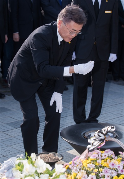 문재인 대통령은 지난 4월 4일, 더불어민주당 대통령후보가 되어 김해 봉하마을 방문해 노무현 전 대통령 묘소를 참배했다. 