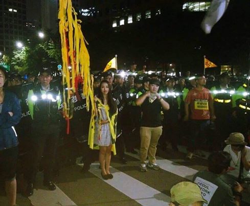 2014년 8월 15일 보신각 근처 세월호 추모집회 퍼포먼스 행진때의 모습이다. 검찰은 이것이 3000명과 공모하여 도로를 점거한 혐의라 했다. 