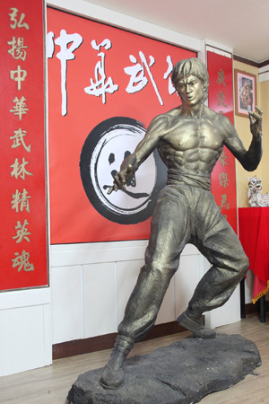  홍콩 이소룡박물관에 있는 것과 동일한 동상이 있다.