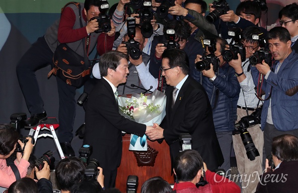 안철수 반기는 박지원 국민의당 안철수 대선후보가 5일 오전 국회 본청에서 열린 최고위원-국회의원 연석회의에 참석해 박지원 대표로부터 꽃다발을 받고 있다. 