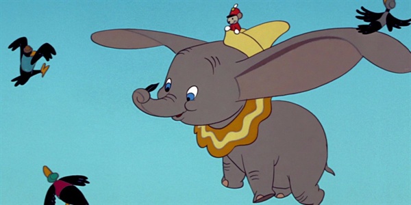  디즈니 만화 속 인기 캐릭터인 코끼리 덤보. 큰 귀로 하늘을 나는 게 특징이다.