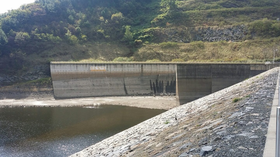 충남 홍성을 비롯한 7개 지역의 식수원으로 물을 공급하는 보령댐이다. (지난 2015년 10월 극심한 가뭄으로 제한급수가 이루어진던 때 보령댐이 바닥을 들어낸 모습이다.)